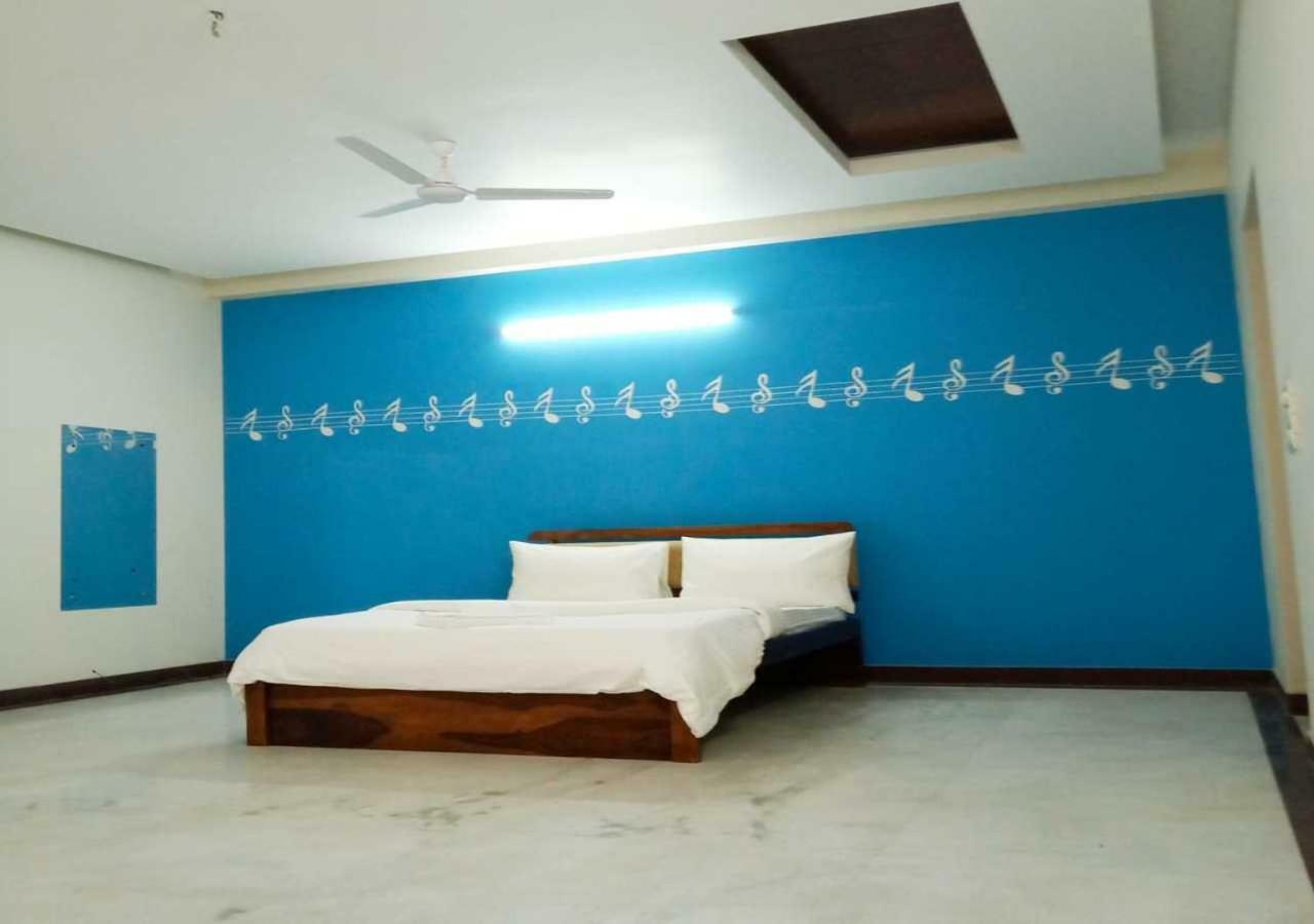 J P Residency Hotel Грейтър Нойда Екстериор снимка