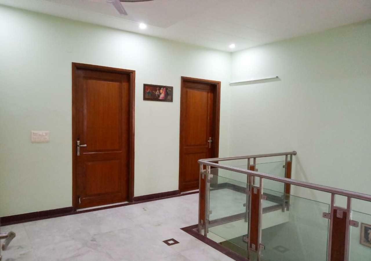 J P Residency Hotel Грейтър Нойда Екстериор снимка