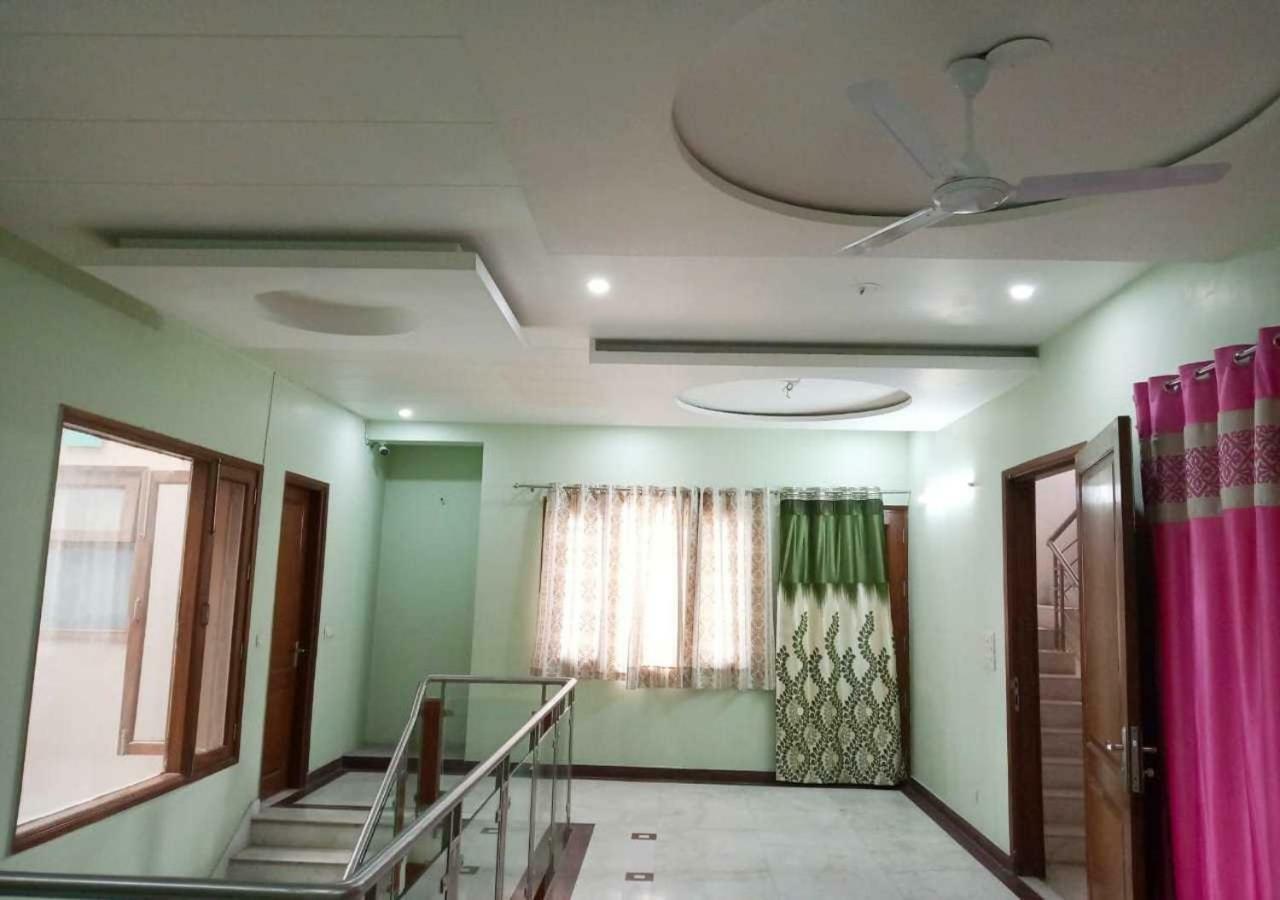 J P Residency Hotel Грейтър Нойда Екстериор снимка