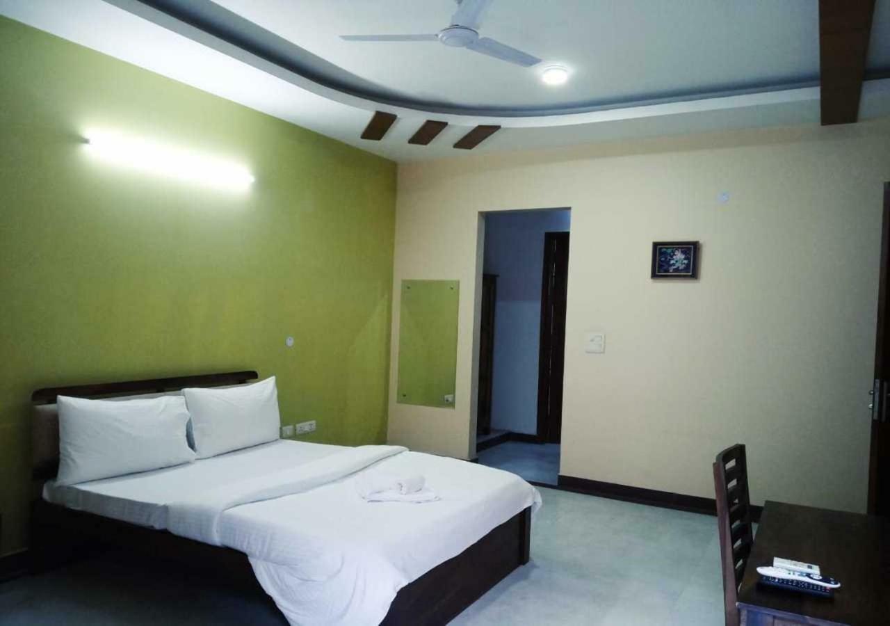 J P Residency Hotel Грейтър Нойда Екстериор снимка
