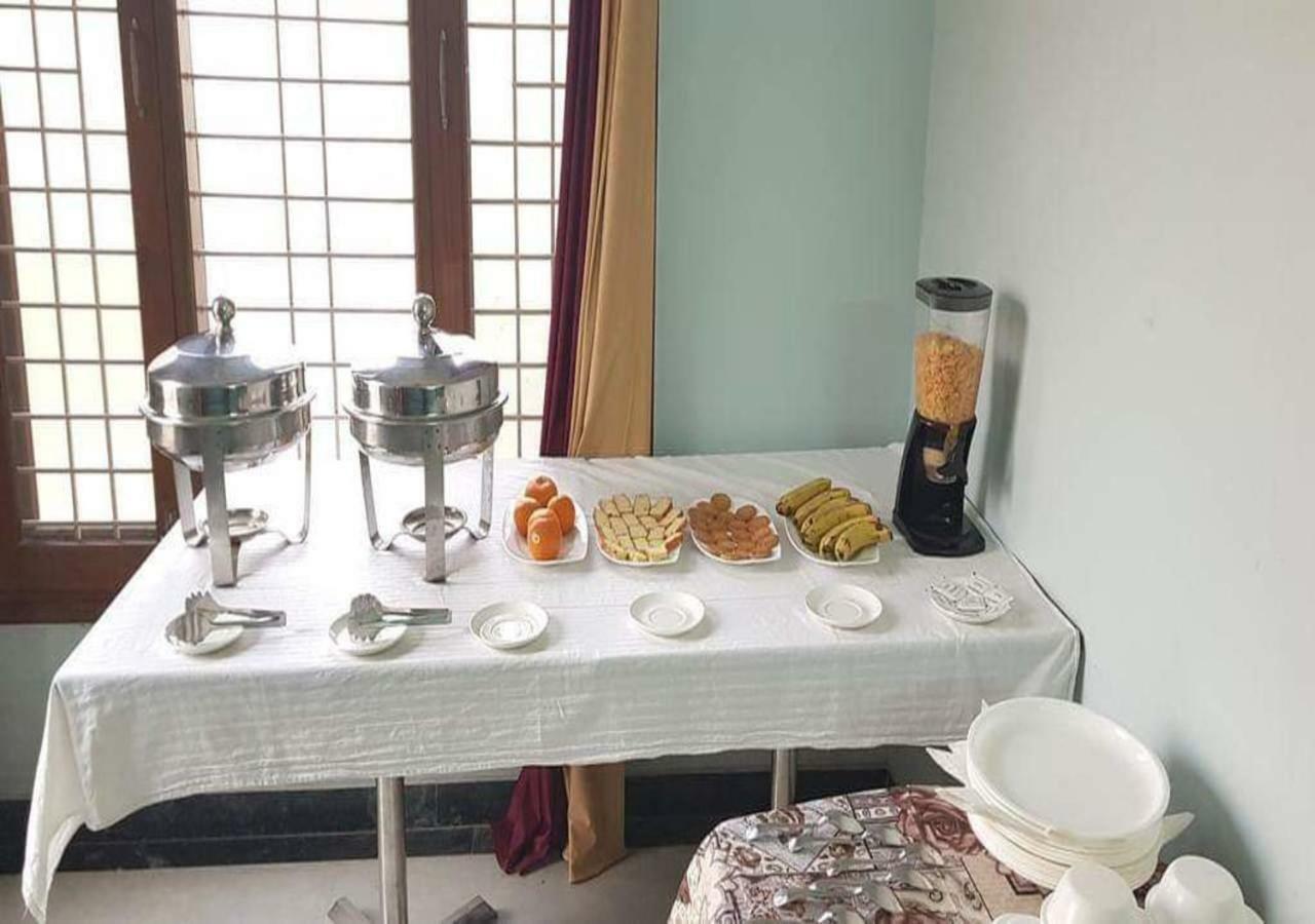 J P Residency Hotel Грейтър Нойда Екстериор снимка