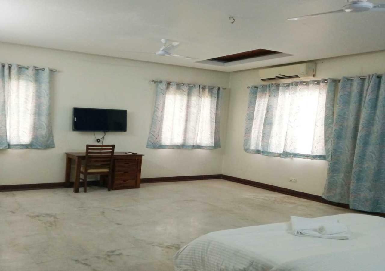 J P Residency Hotel Грейтър Нойда Екстериор снимка