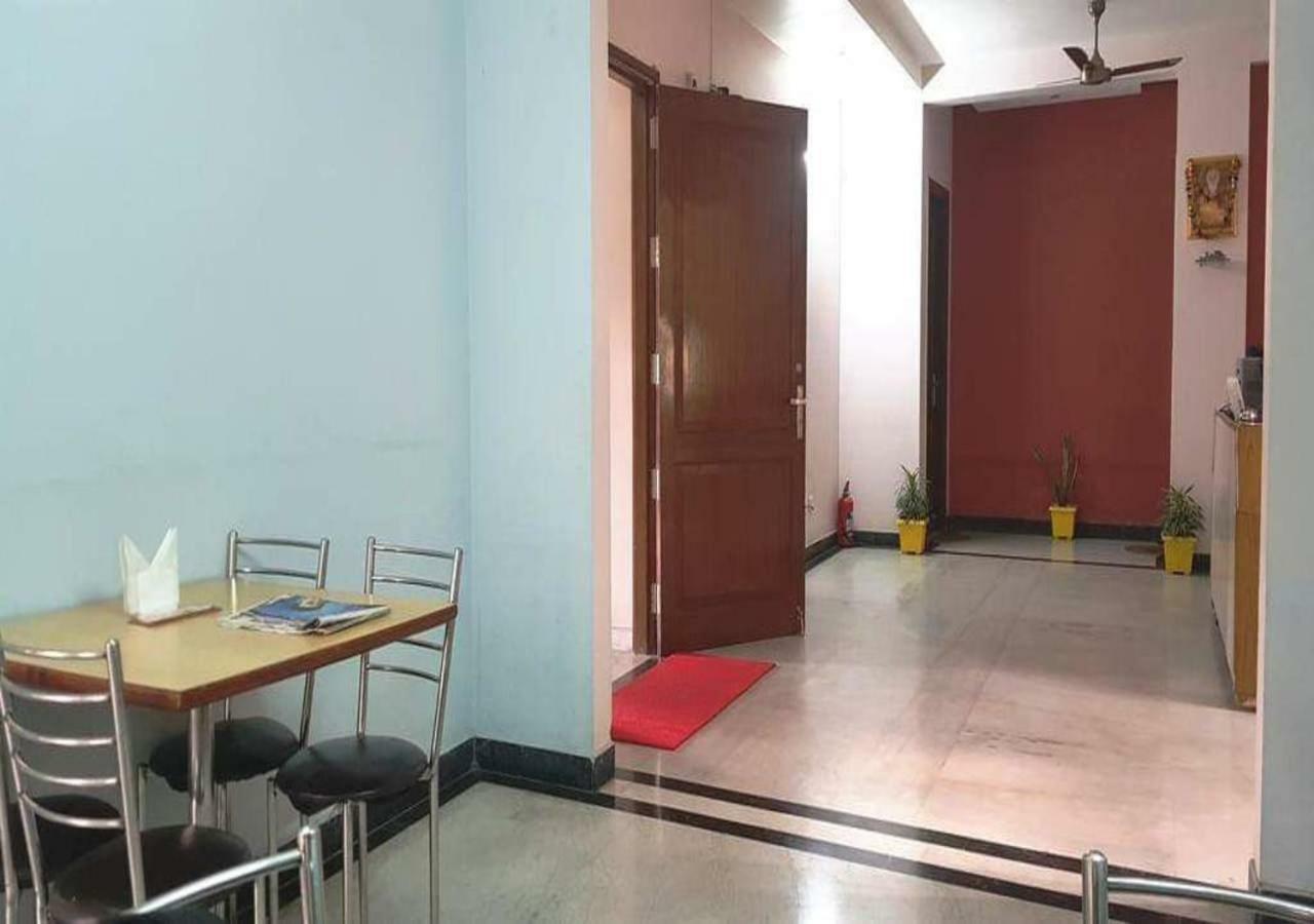 J P Residency Hotel Грейтър Нойда Екстериор снимка