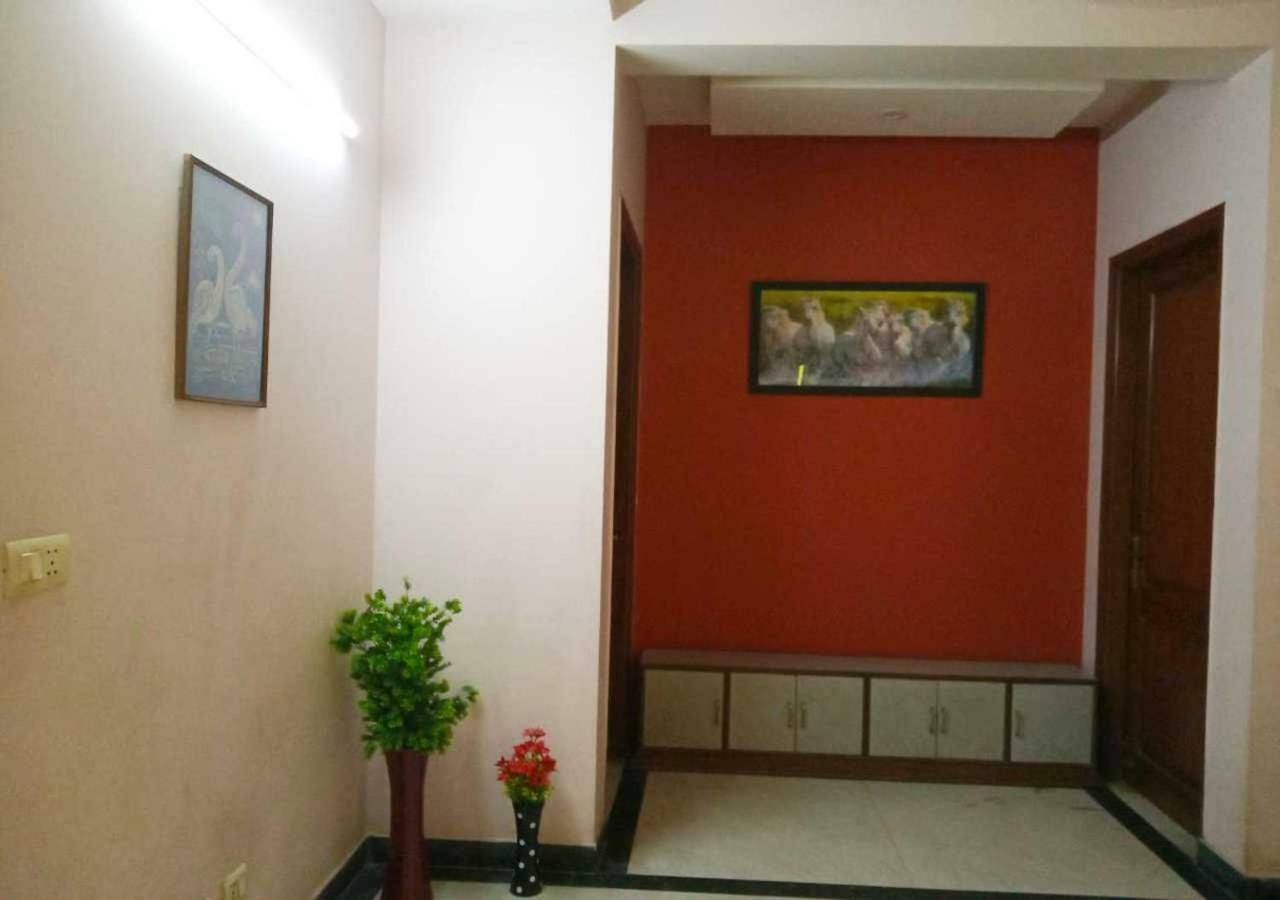 J P Residency Hotel Грейтър Нойда Екстериор снимка