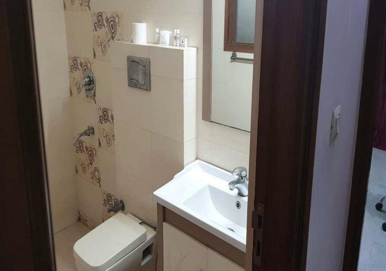 J P Residency Hotel Грейтър Нойда Екстериор снимка
