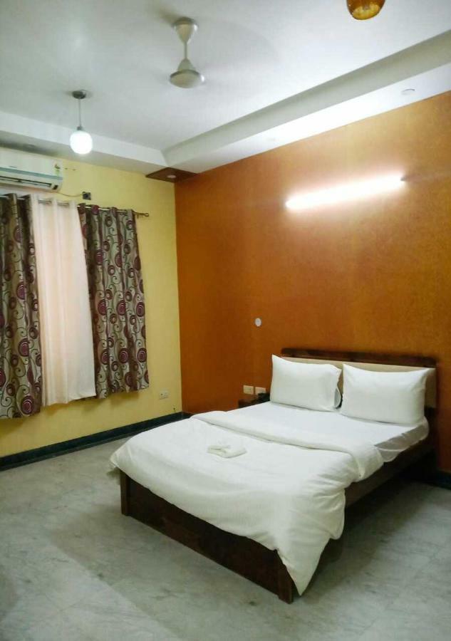 J P Residency Hotel Грейтър Нойда Екстериор снимка