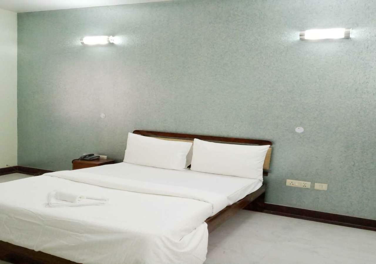 J P Residency Hotel Грейтър Нойда Екстериор снимка