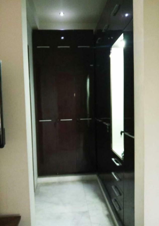 J P Residency Hotel Грейтър Нойда Екстериор снимка