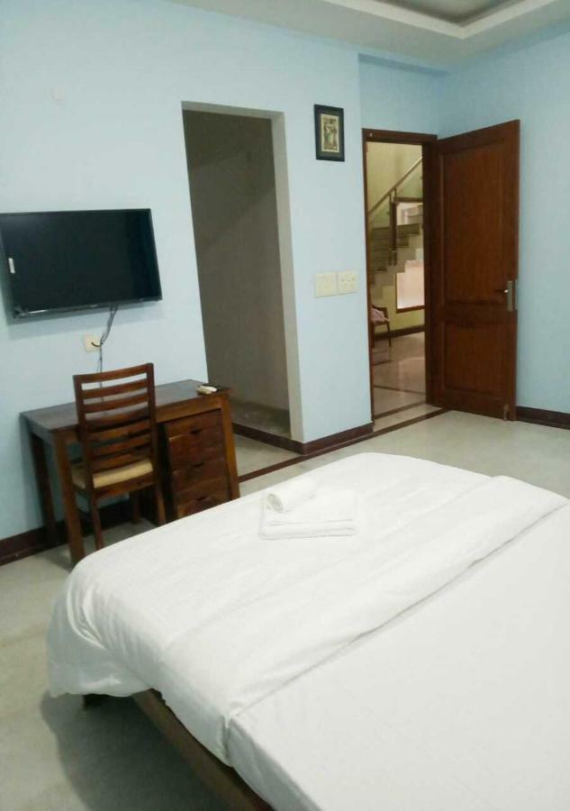 J P Residency Hotel Грейтър Нойда Екстериор снимка