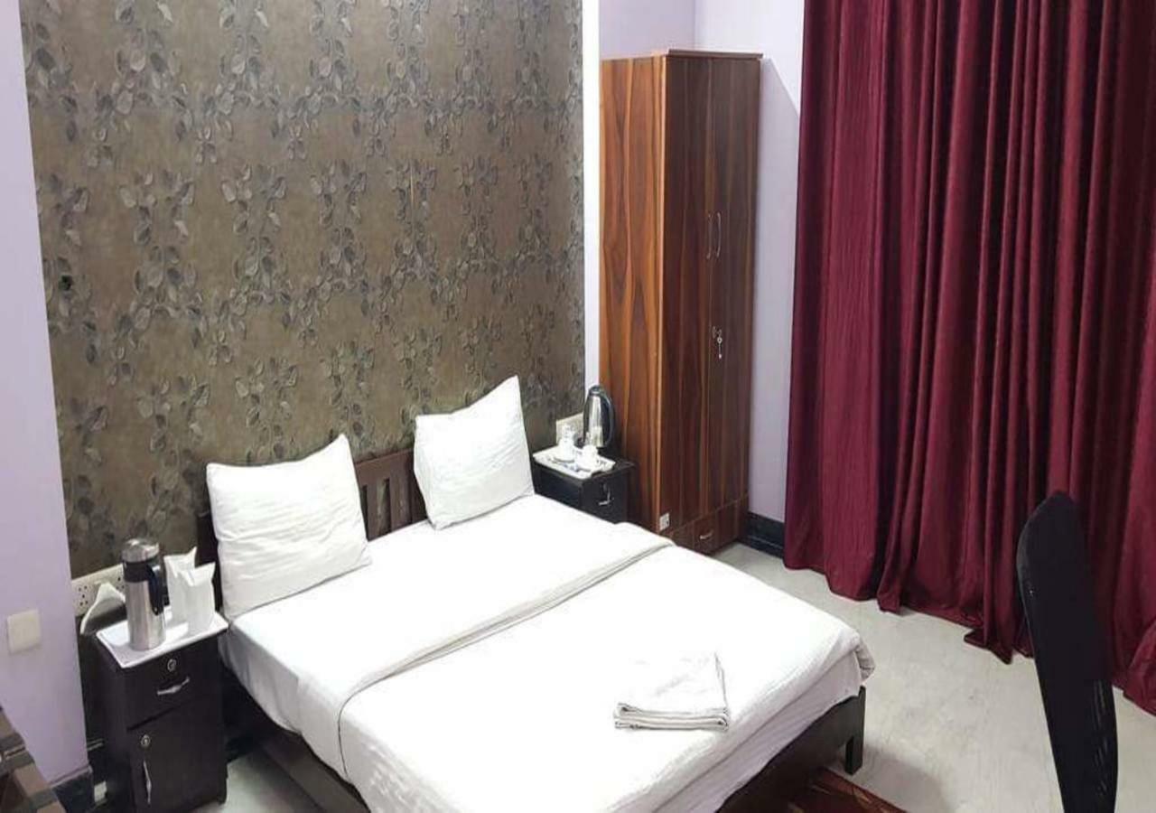 J P Residency Hotel Грейтър Нойда Екстериор снимка