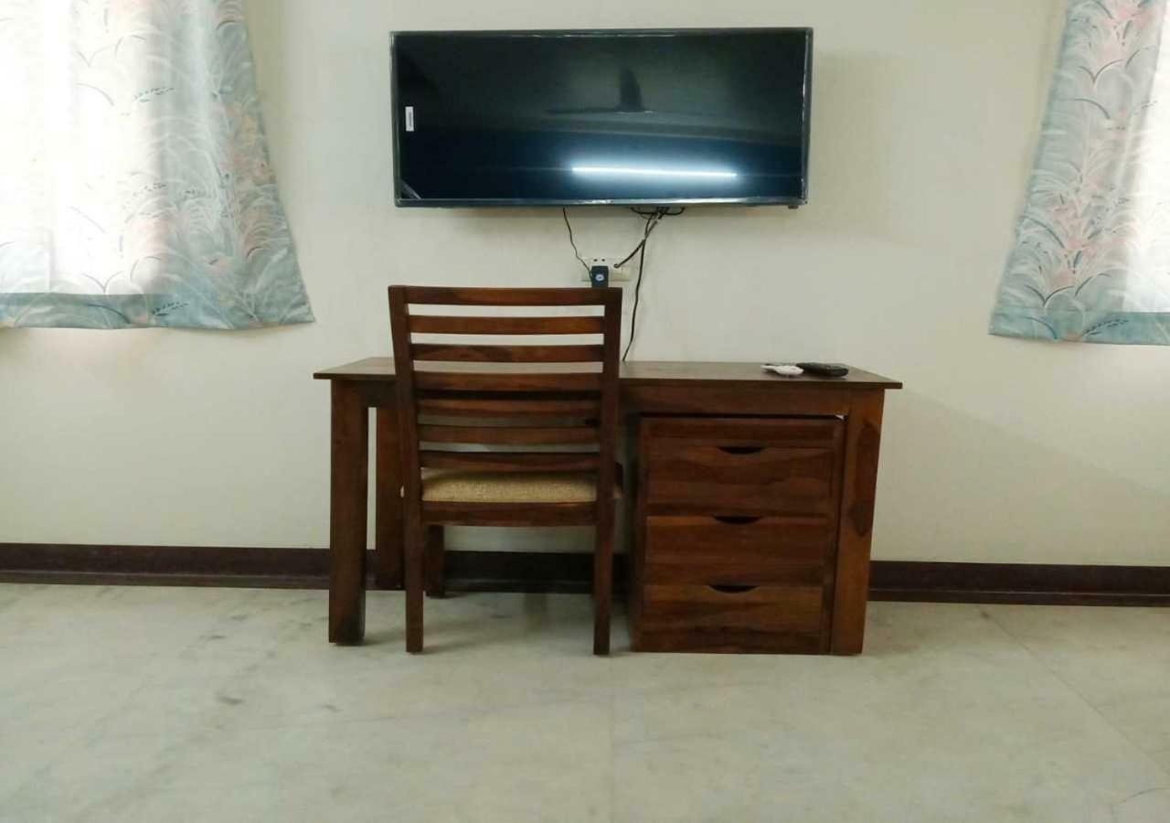 J P Residency Hotel Грейтър Нойда Екстериор снимка