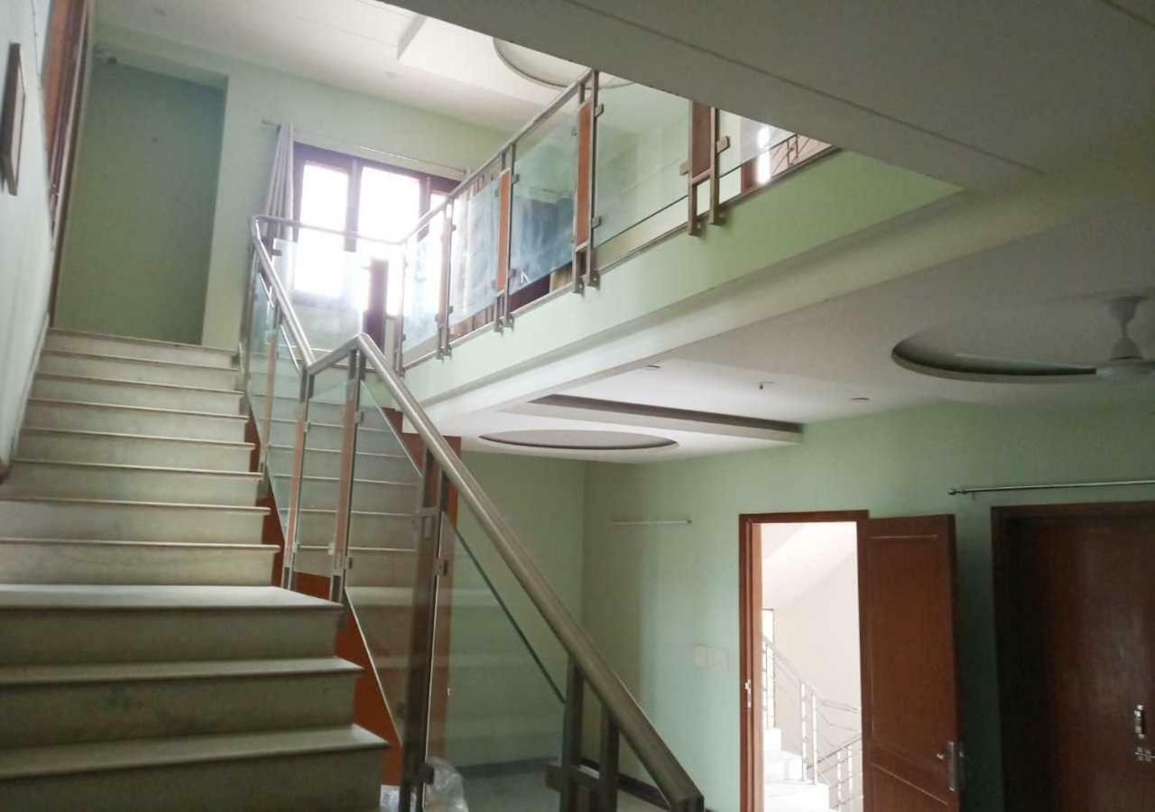 J P Residency Hotel Грейтър Нойда Екстериор снимка