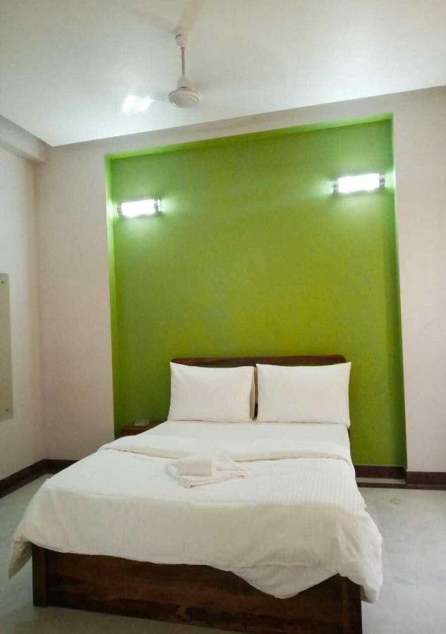 J P Residency Hotel Грейтър Нойда Екстериор снимка
