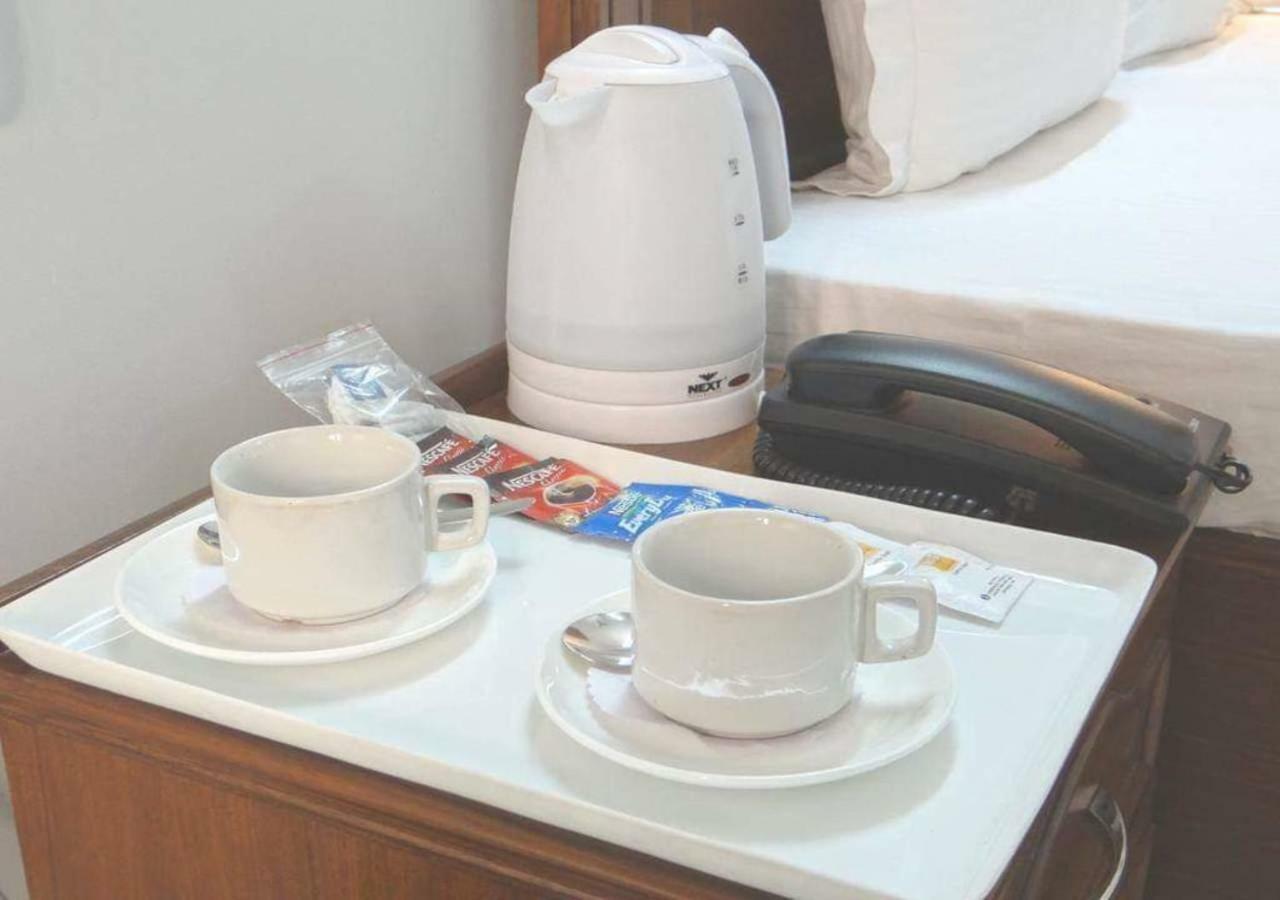 J P Residency Hotel Грейтър Нойда Екстериор снимка