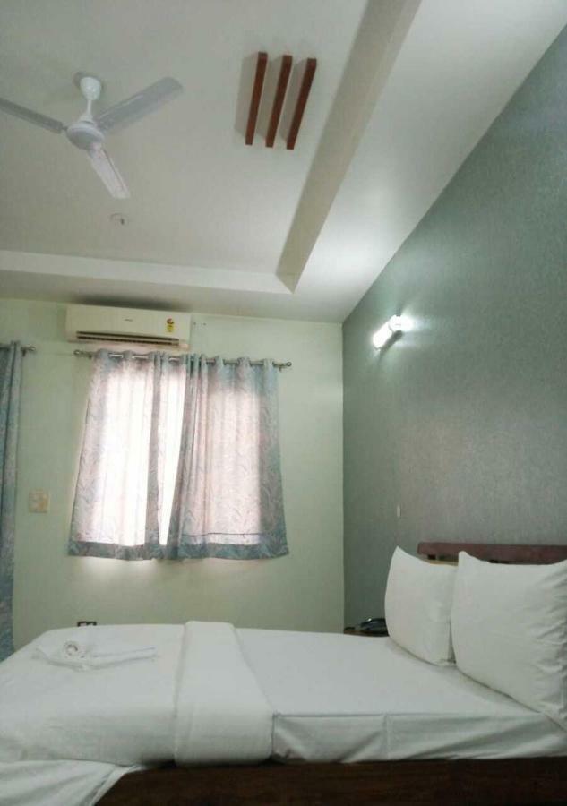 J P Residency Hotel Грейтър Нойда Екстериор снимка