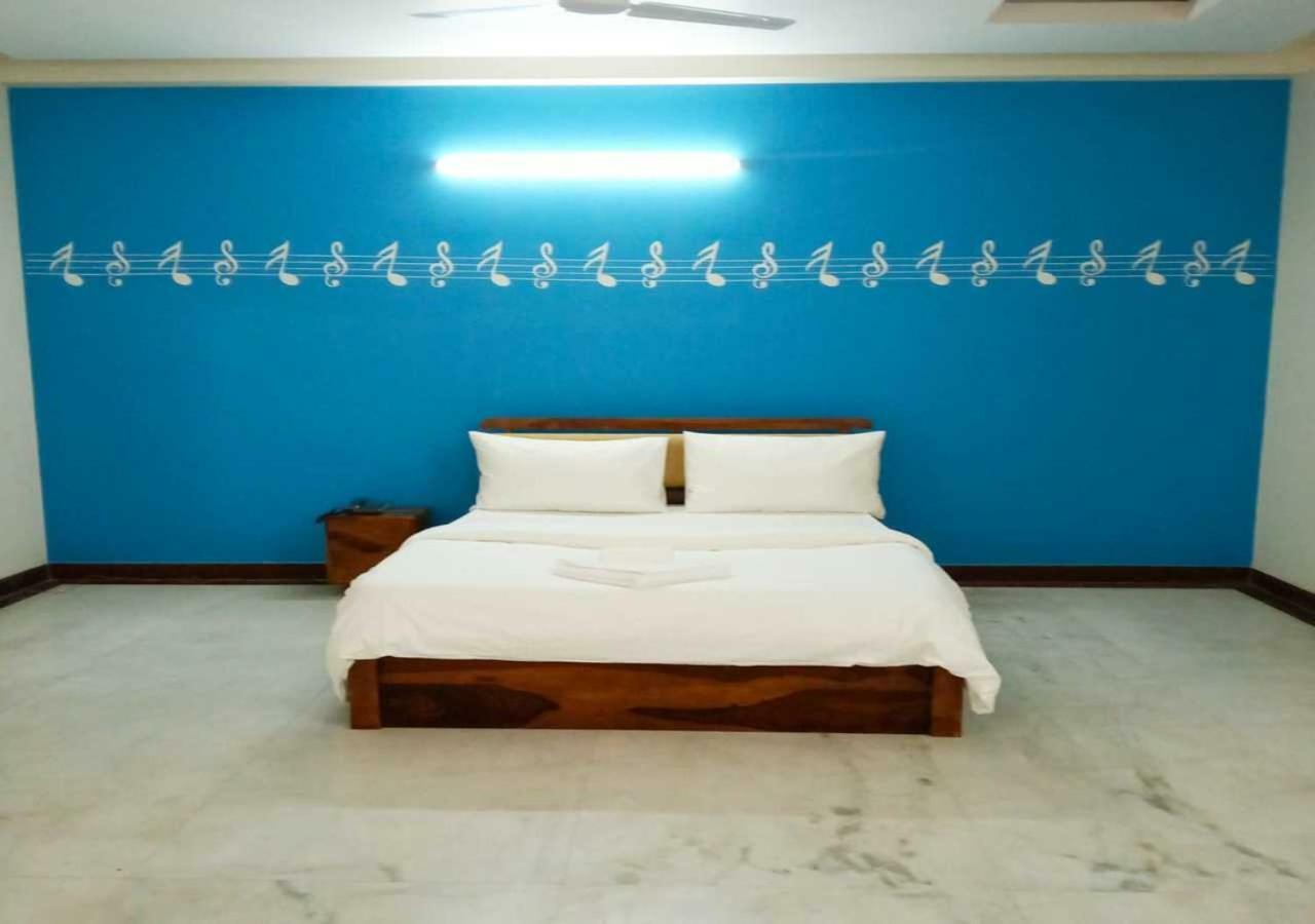 J P Residency Hotel Грейтър Нойда Екстериор снимка