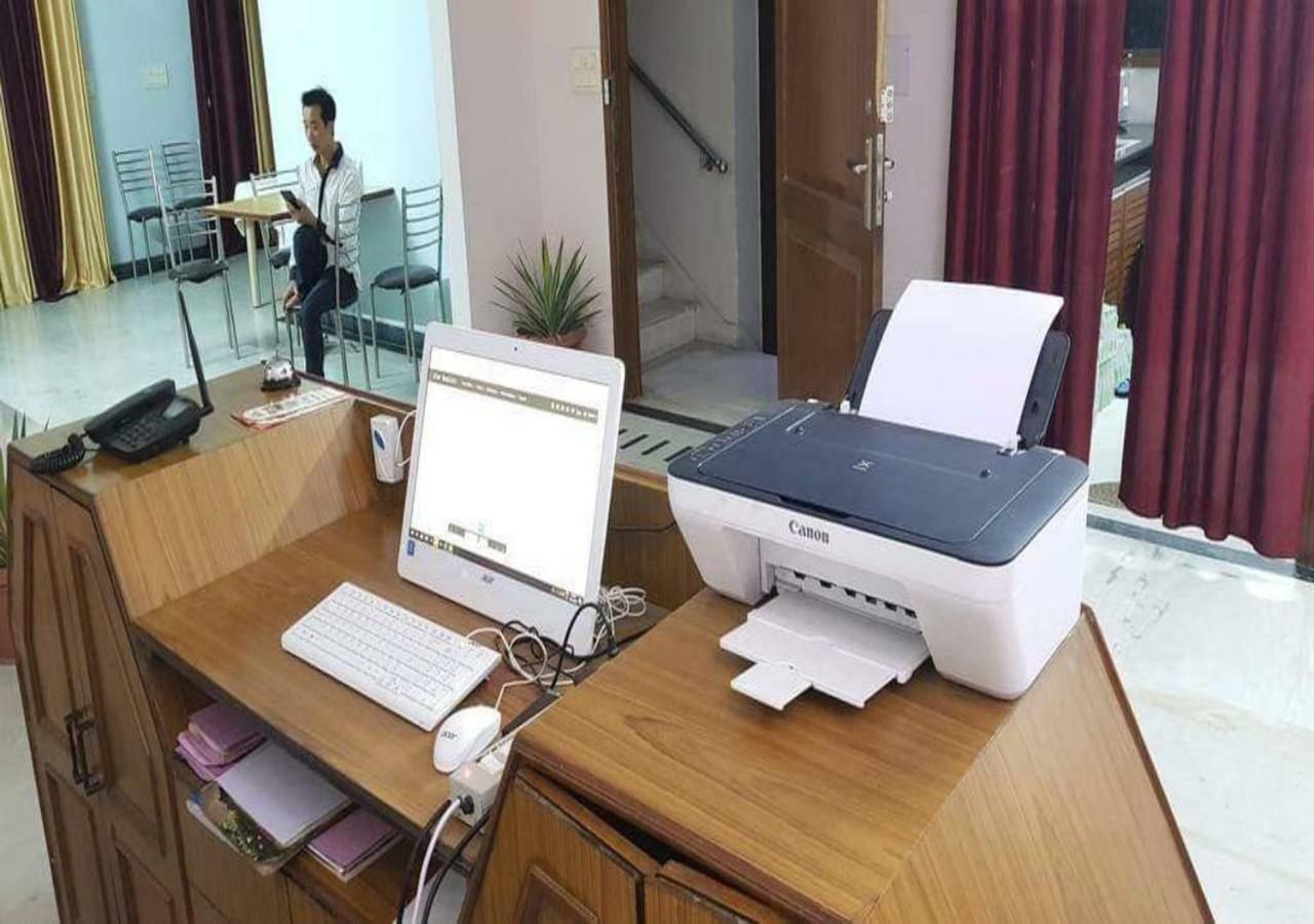 J P Residency Hotel Грейтър Нойда Екстериор снимка