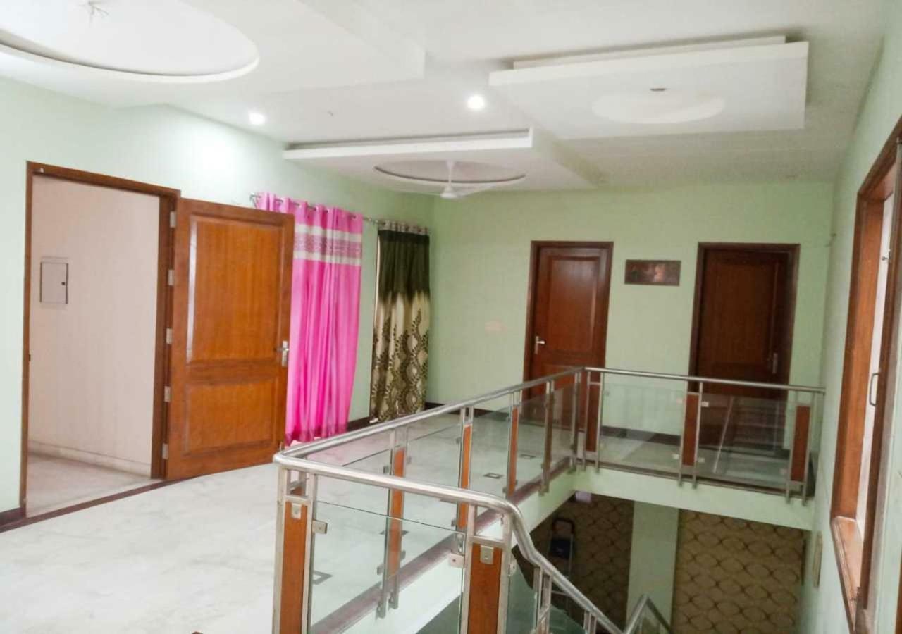 J P Residency Hotel Грейтър Нойда Екстериор снимка