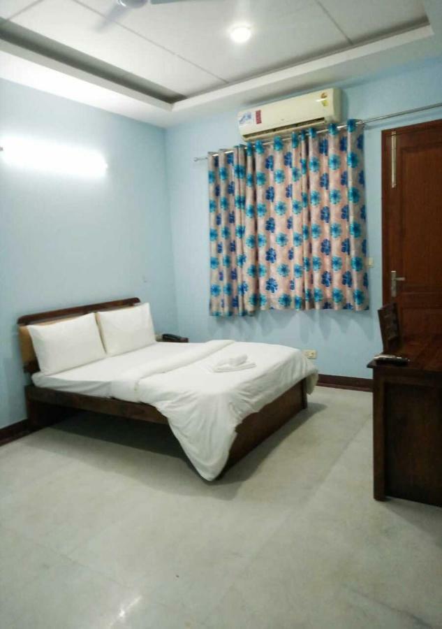 J P Residency Hotel Грейтър Нойда Екстериор снимка