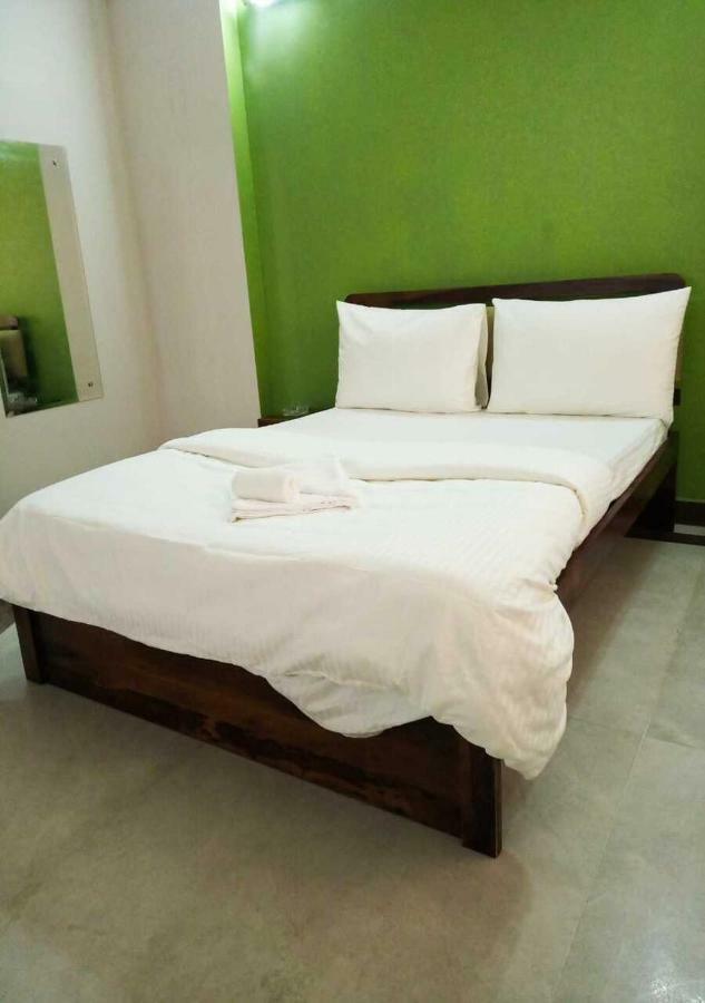 J P Residency Hotel Грейтър Нойда Екстериор снимка