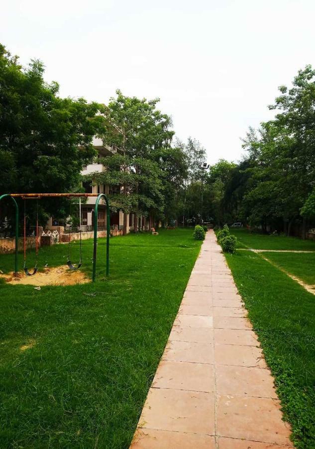 J P Residency Hotel Грейтър Нойда Екстериор снимка